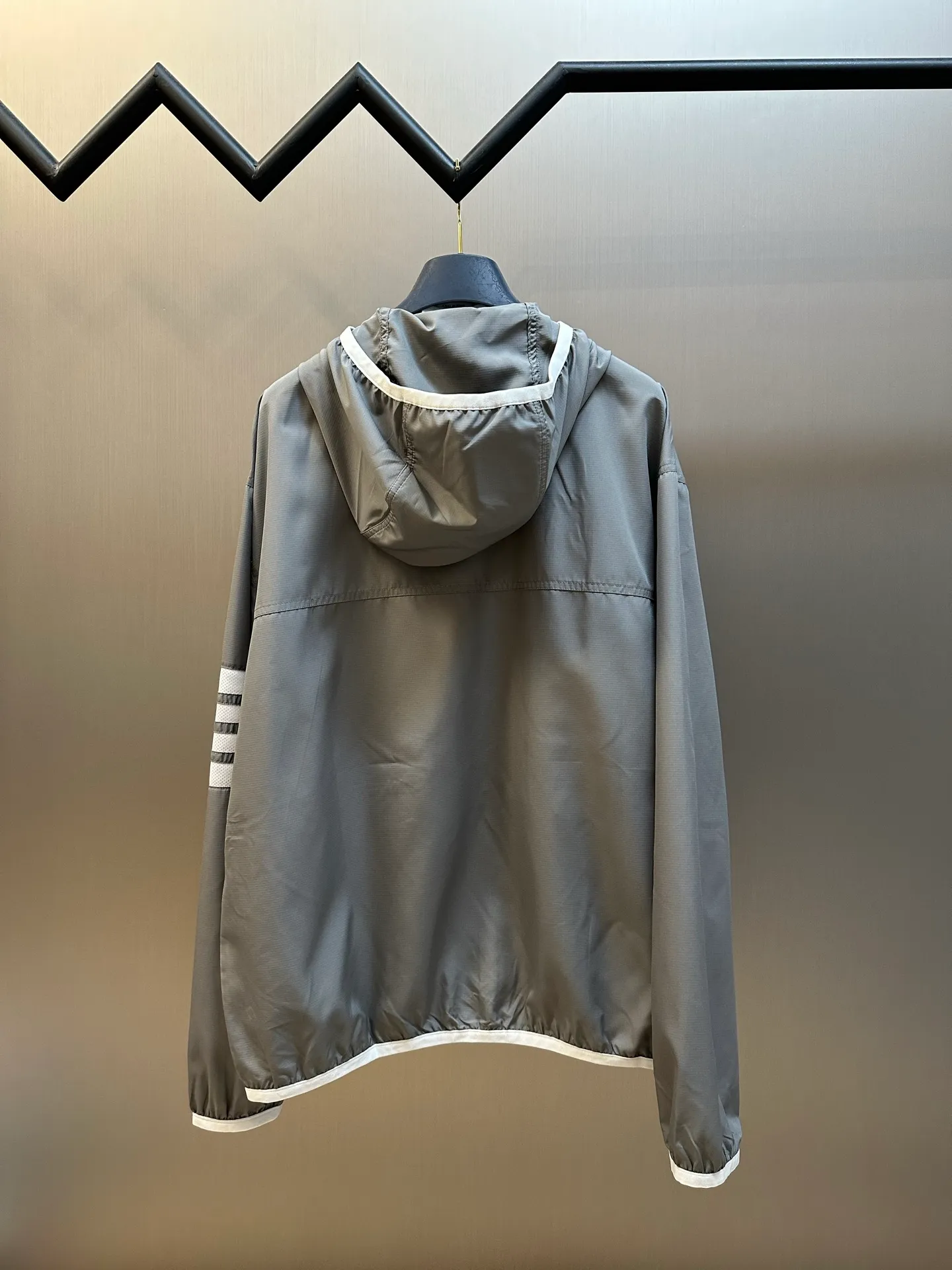 TB Classic ， FDY ， 。 、 、 ； ， ， Breathable 。 ， ； Breathable， 。 ， 、 。 ，White ， ， ， ； Breathable ， 。 ， ； +Classic ， ， ， 。 ， ， ， ； size：1.2.3.4